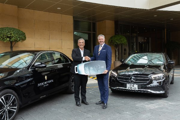 Ông Brad Kelly – Tổng Giám Đốc Mercedes-Benz Vietnam bàn giao chìa khóa cho ông Justin Malcolm – Tổng quản lý Khách sạn InterContinental Saigon